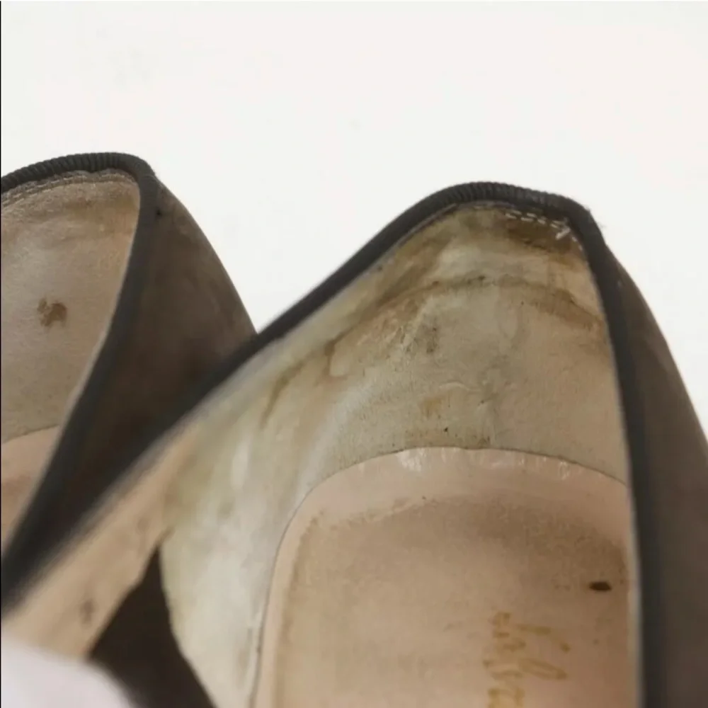 Salvatore Ferragamo Brown suede with gold hardware ‎ bow 6C